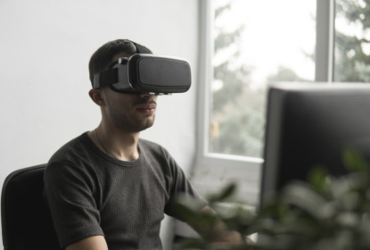 Man med VR-glasögon.