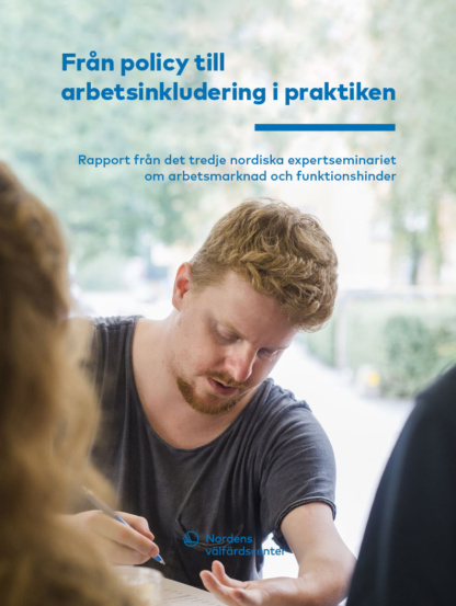 Omslagsbild Från policy till arbetsinkludering i praktiken. Rapport från det tredje nordiska expertseminariet om arbetsmarknad och funktionshinder. Man med arm som är kort skriver på papper.