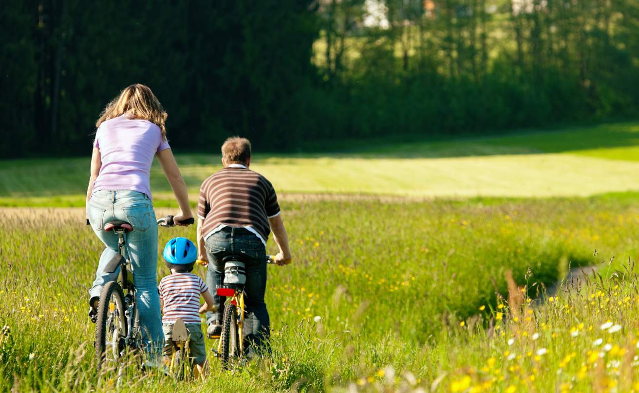 Illustrationsbild av familj som cyklar
