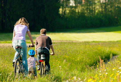 Illustrationsbild av familj som cyklar