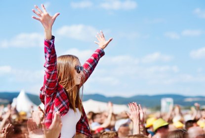 Tonåringar på musikfestival, illustrationsbild för popNAD