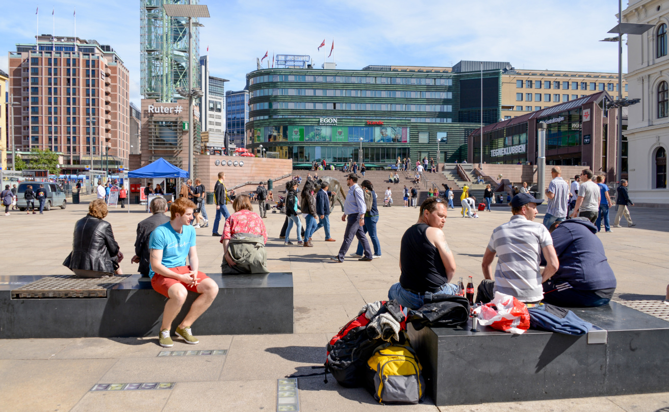 Vy över centrala Oslo med människor på torg