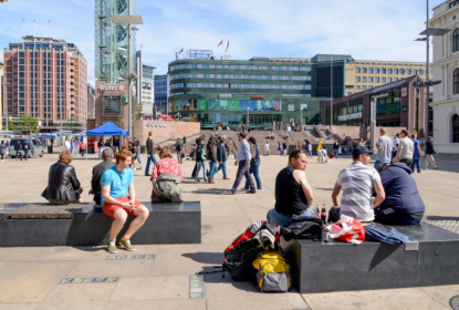 Vy över centrala Oslo med människor på torg