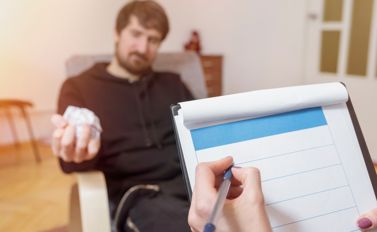 Female psychologist consulting with a man.