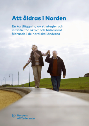 Omslag: Att åldras i Norden - En kartläggning av strategier och initiativ för aktivt och hälsosamt åldrande i de nordiska länderna. Nordens välfärdscenters logo. Äldre kvinna balanserar på en spång, äldre man håller henne i handen