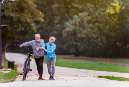 Äldre par på promenad