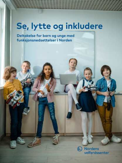 Barn i lågstadieålderns om står och poserar mot kameran i ett klassrum
