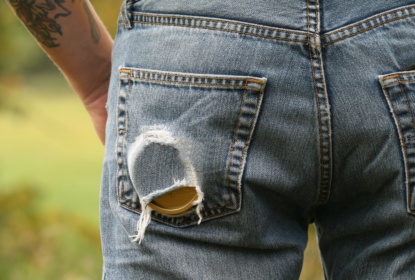 Image of a snus can in a jeans pocket