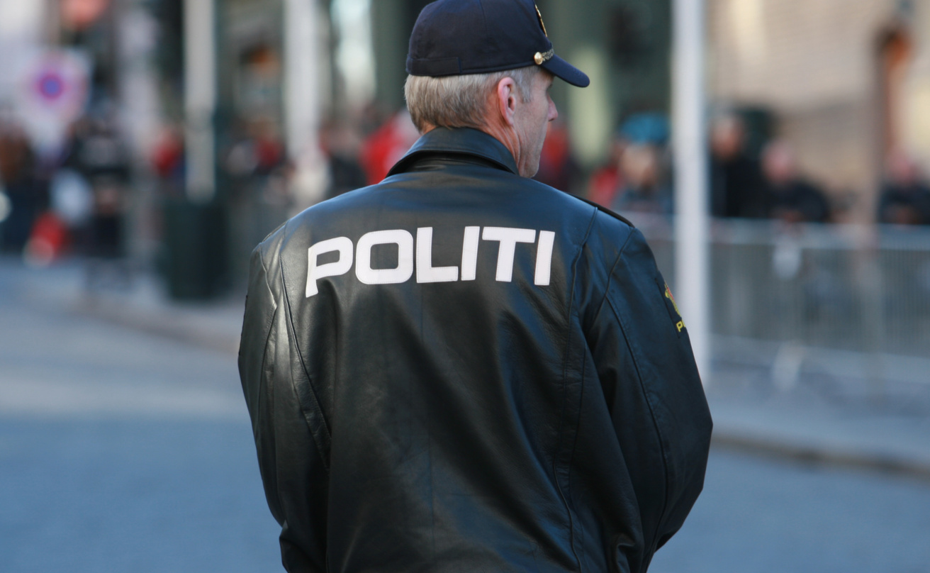 Bild av norsk polis som står med ryggen till. Bilden visas i samband med artikeln om rusreformen i Norge.