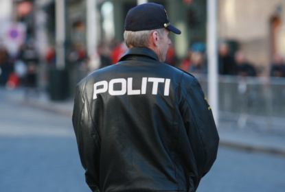Bild av norsk polis som står med ryggen till. Bilden visas i samband med artikeln om rusreformen i Norge.