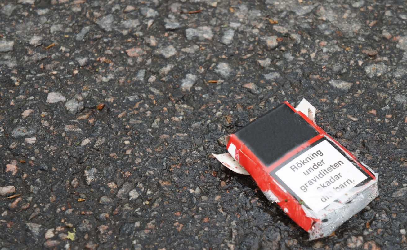 Bild av cigarettpaket på gatan
