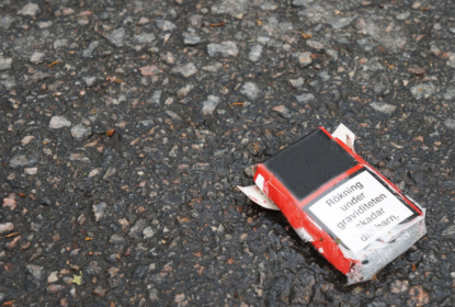 Bild av cigarettpaket på gatan