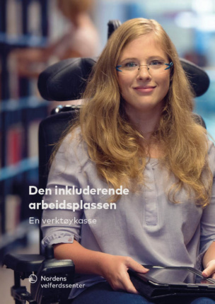 Rapportens omslag med en surflatta i händerna. en kvinna som sitter i en rullstol på ett bibliotek.