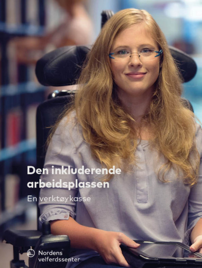 Rapportens omslag med en surflatta i händerna. en kvinna som sitter i en rullstol på ett bibliotek.