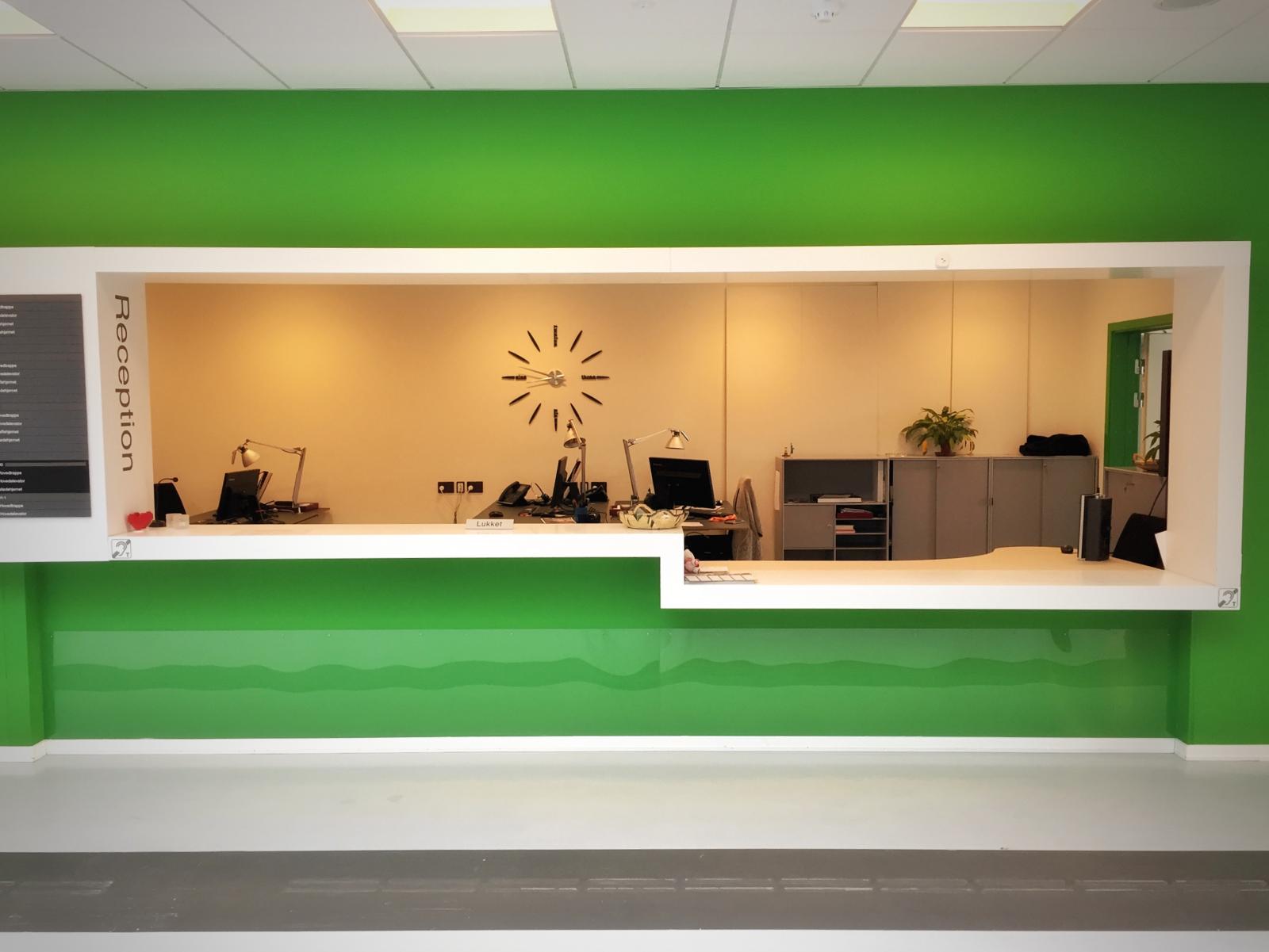 receptionen i Handicaporganisationernes hus är i två olika höjder