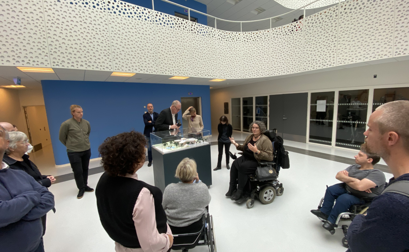 Sif Holst visar runt i Handicaporganisationernes hus
