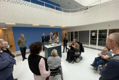 Sif Holst visar runt i Handicaporganisationernes hus