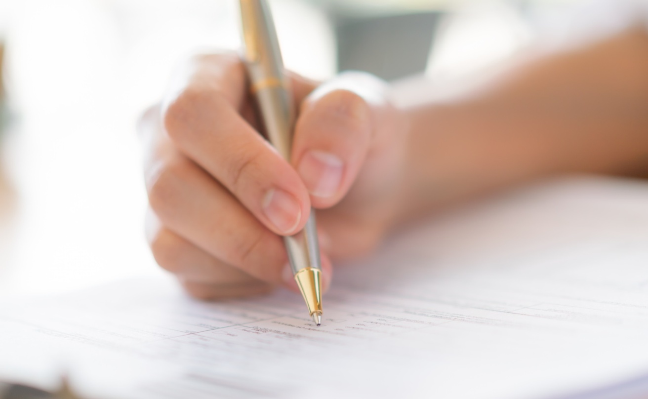 21889470-hand-with-pen-over-application-form_enkätartikeln
