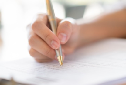 21889470-hand-with-pen-over-application-form_enkätartikeln