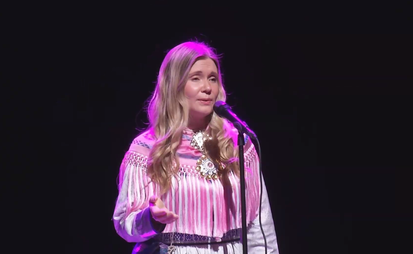 Woman singing jojk