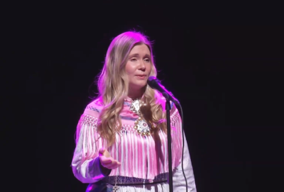 Woman singing jojk