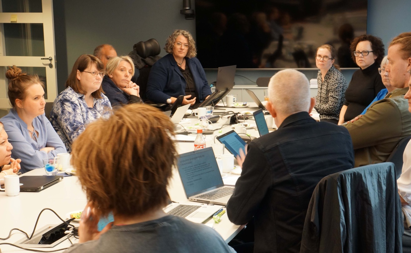 medlemmar i funkisrådet sitter runt ett bord och diskuterar