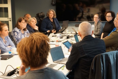 medlemmar i funkisrådet sitter runt ett bord och diskuterar