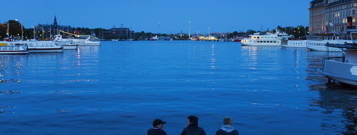 personer sitter vid vatten i Stockholm
