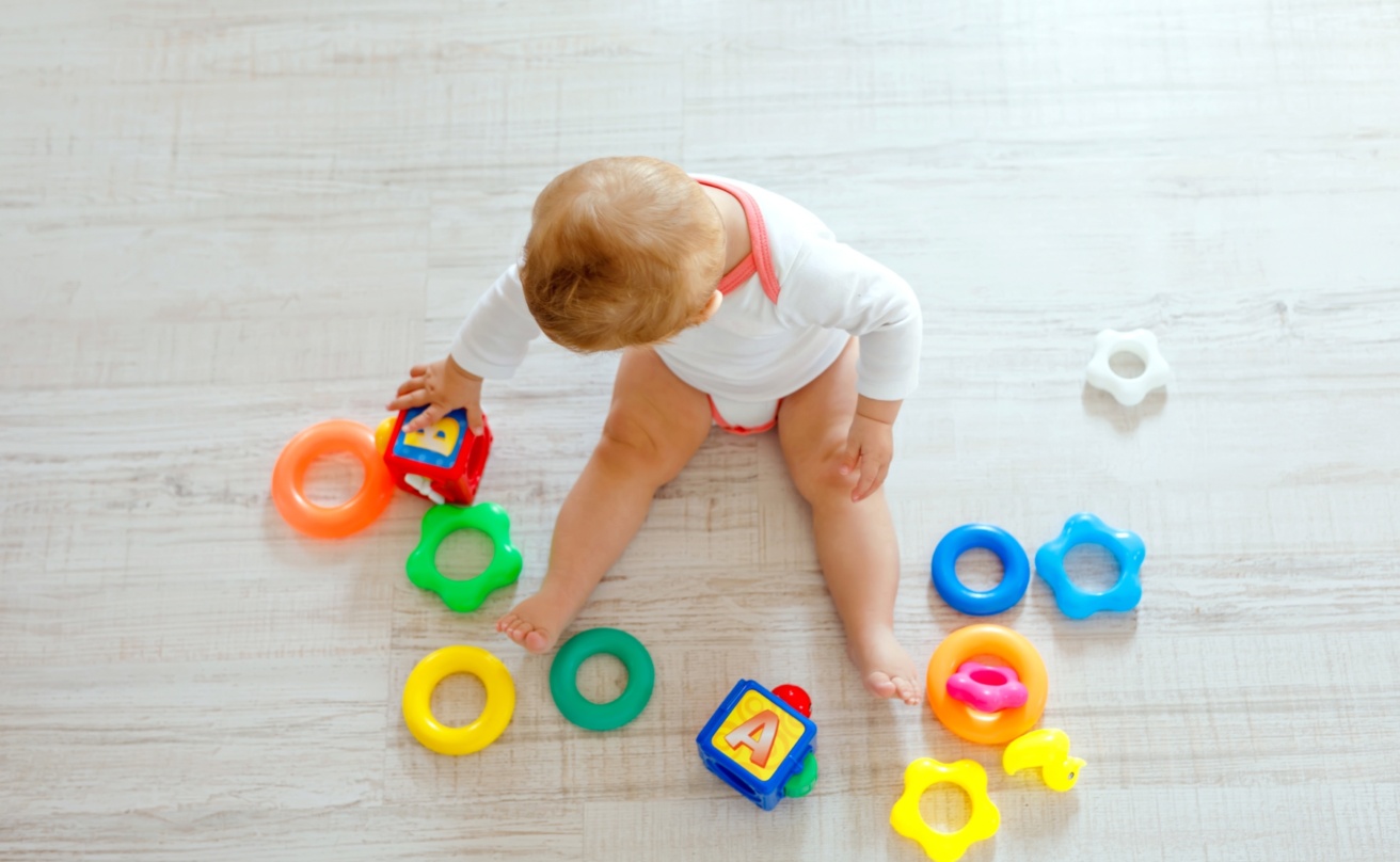 31575308-adorable-baby-girl-playing-with-educational-toys-in