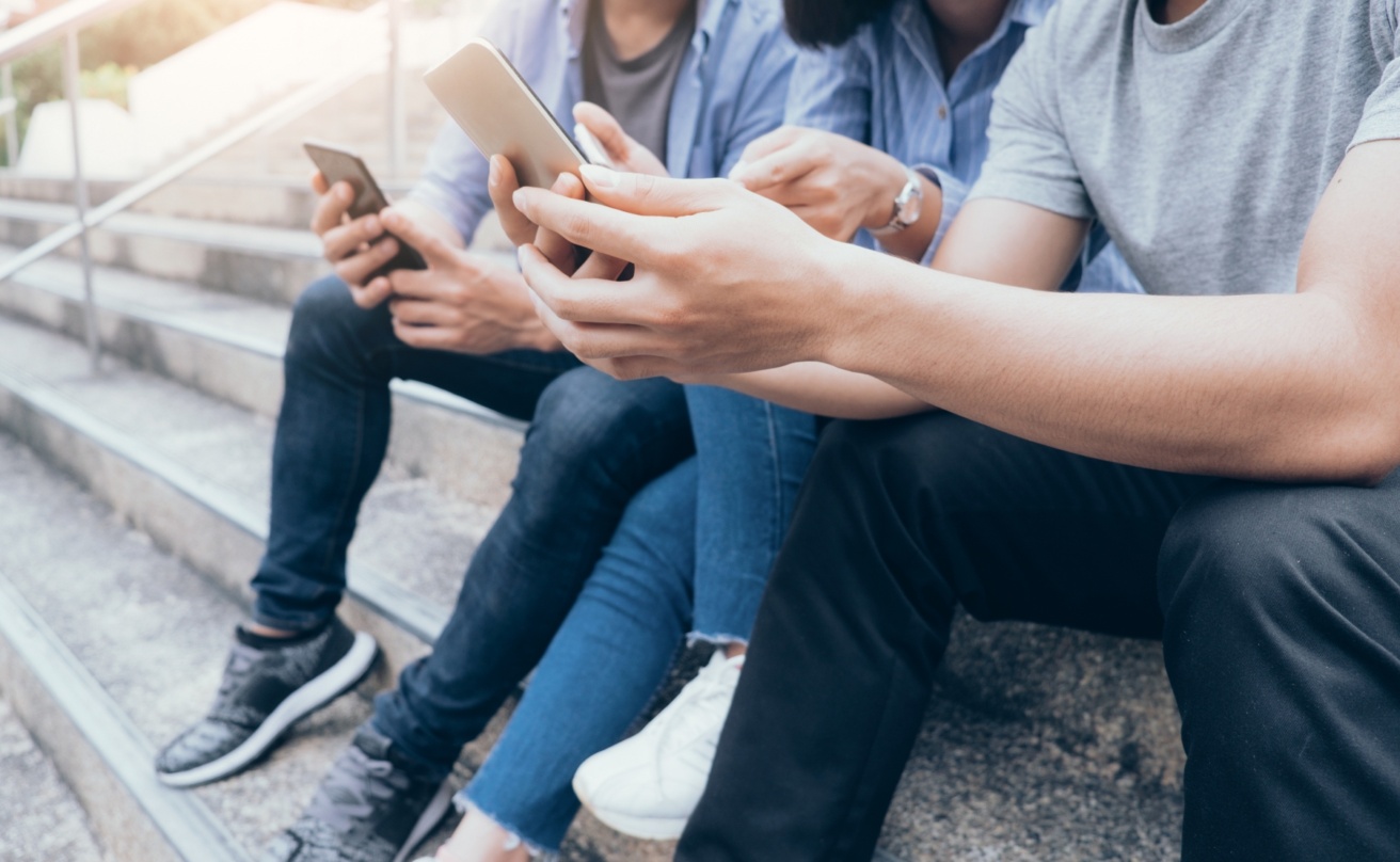 32924108-group-of-young-teen-using-mobile-phones
