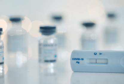 Positivt covid-19-test framför laboratorietillbehöv