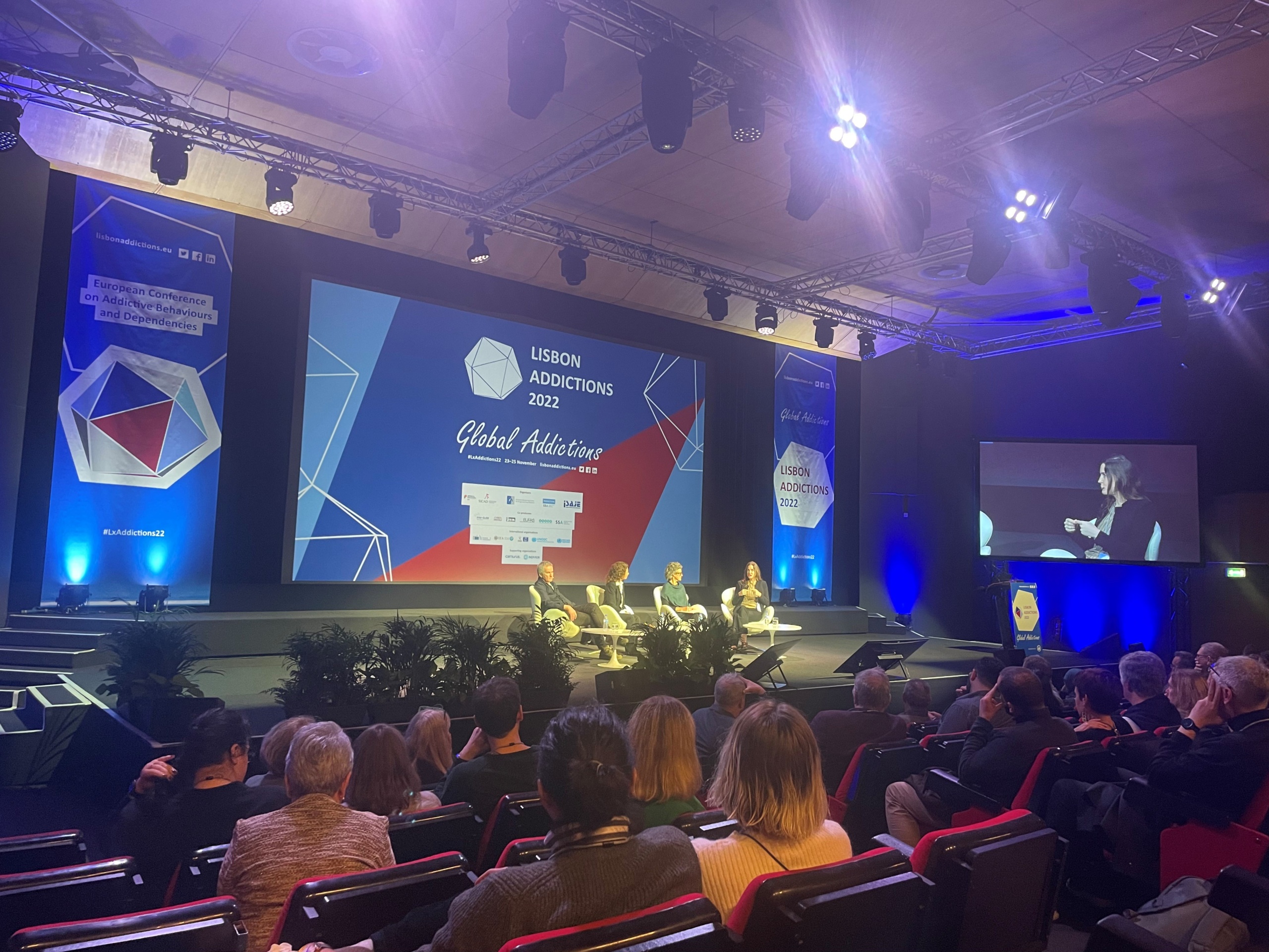 John Marsden, Gabriella Gobbi, Nadine Ezard och Andrea Jungaberle diskuterar rennässansen i bruk av psykedeliska droger i missbruksbehandling, och oroar sig över att miljoninvesteringar från läkemedelsindustrin kan leda till orimliga förväntningar på behandlingsforskningen.