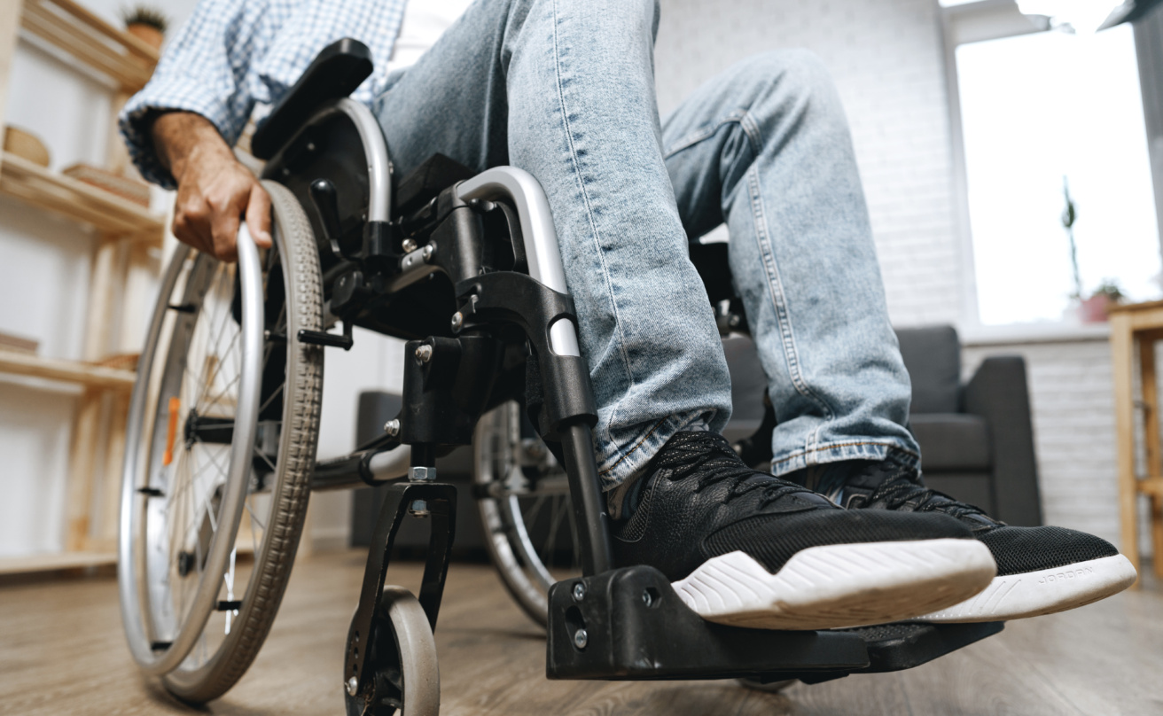 Rullstol sedd snett nedifrån, man sitter i rullstolen