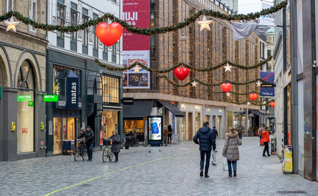 44160768-shopping-street-with-christmas-decoration-in-copenhagen