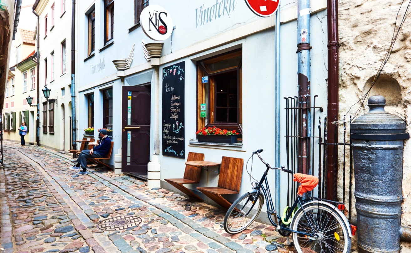 16701027-narrow-street-of-old-riga