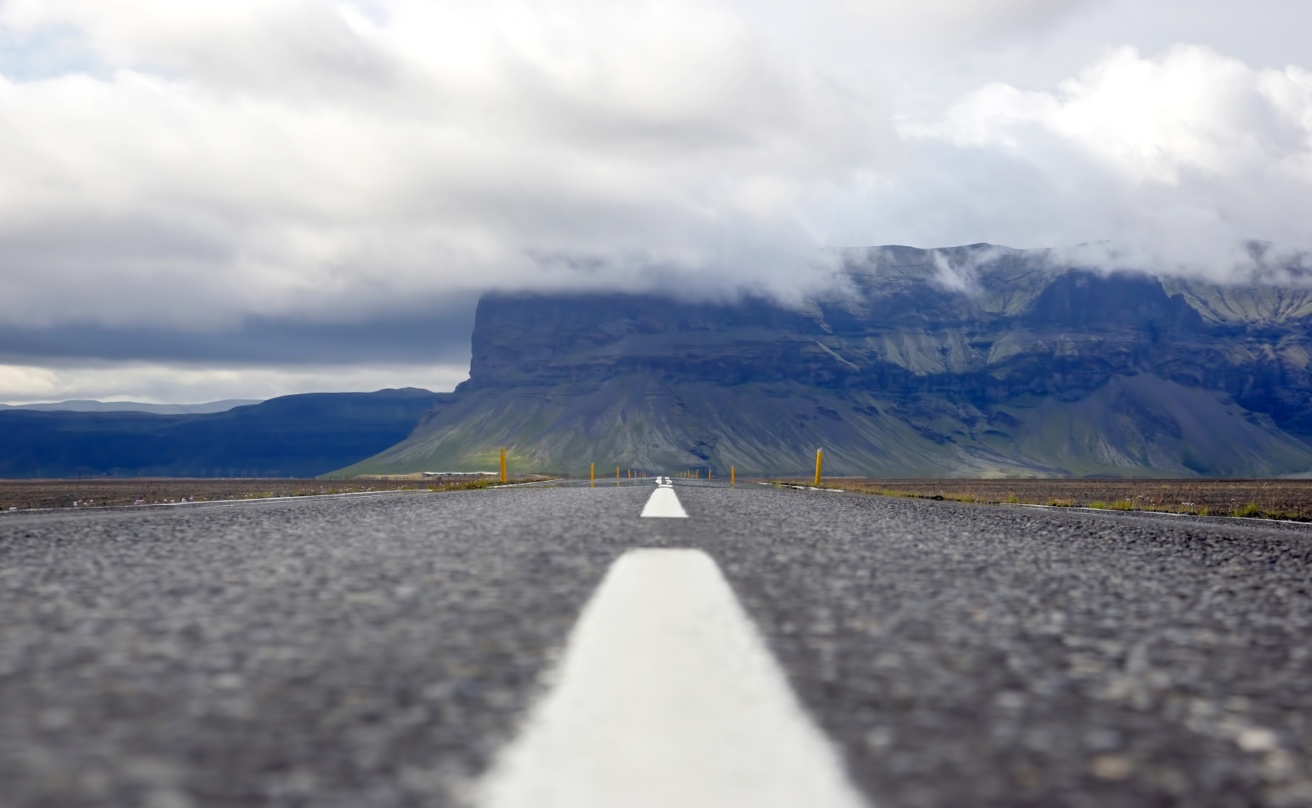 33163506-road-against-the-mountain-landscape-in-iceland