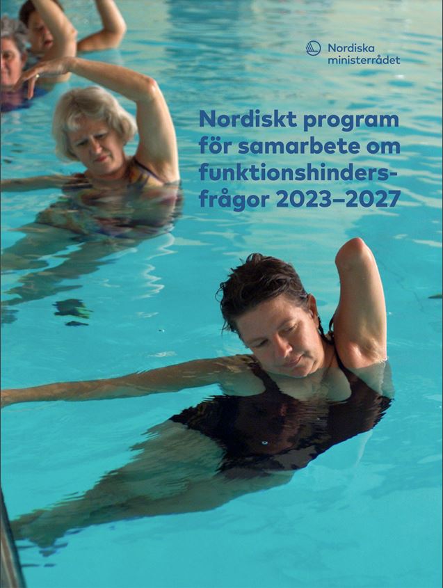 Rapportens omslag. Simmare utan underarm i bassäng.