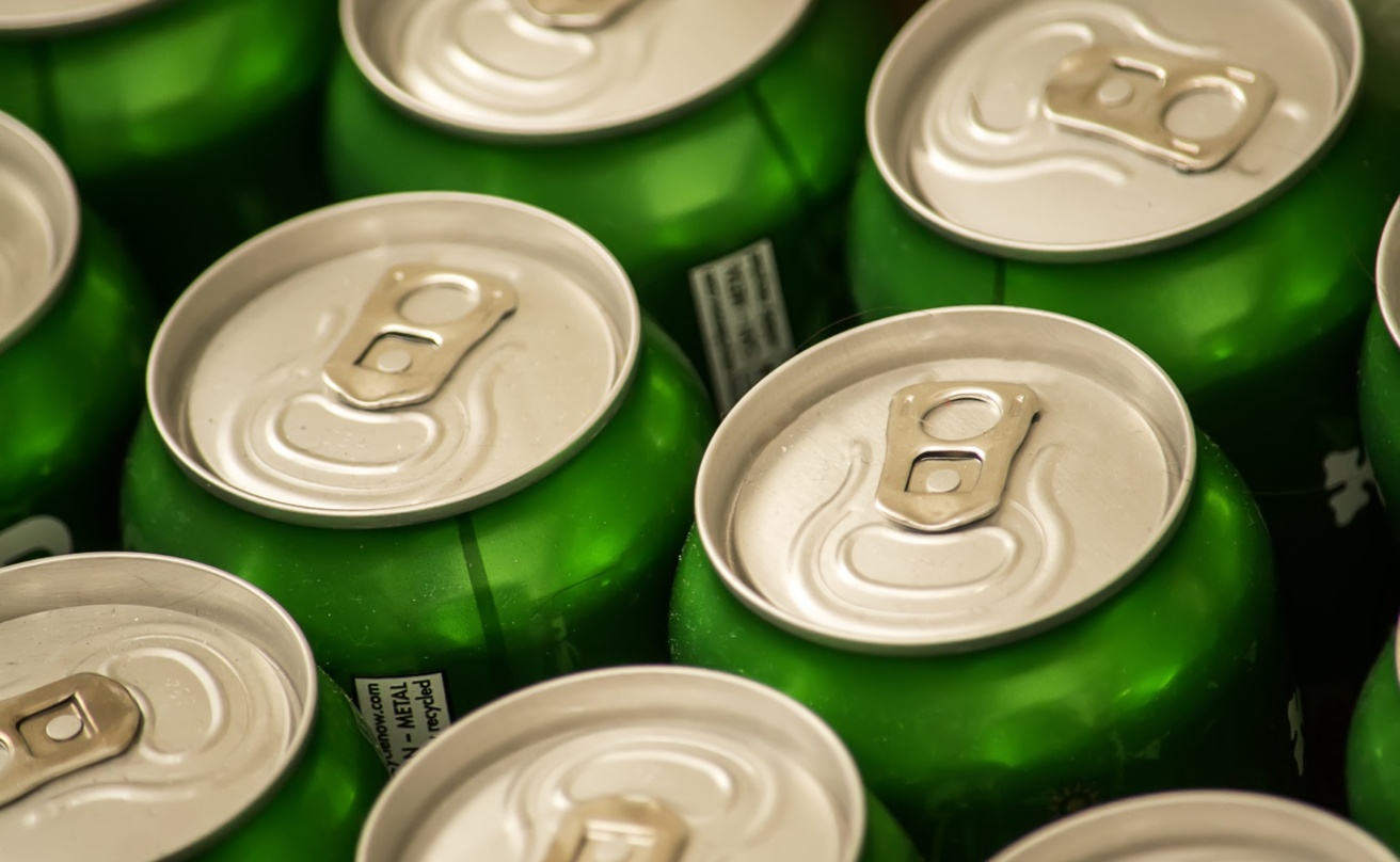 37556385-beer-cans