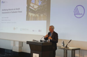 Anton Hemerijc giving a speech in front of a conference audience