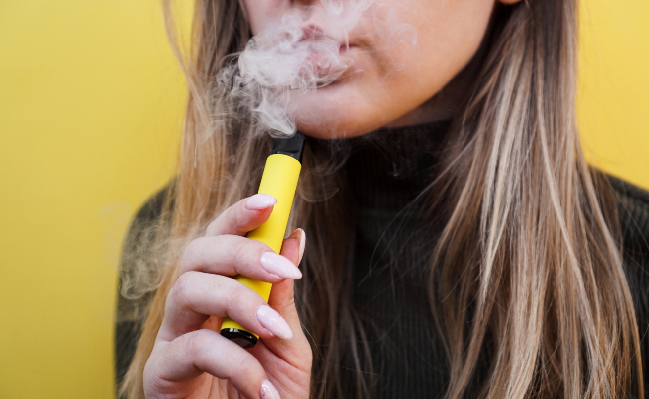 46927645-a-young-girl-smokes-disposable-electronic-cigarette