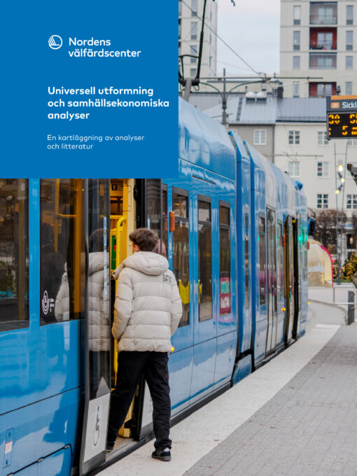 Omslag till rapporten Universell utformning och samhällsekonomiska analyser. Man som kliver på Tvärbanan i Stockholm. Nordens välfärdscenters logo.