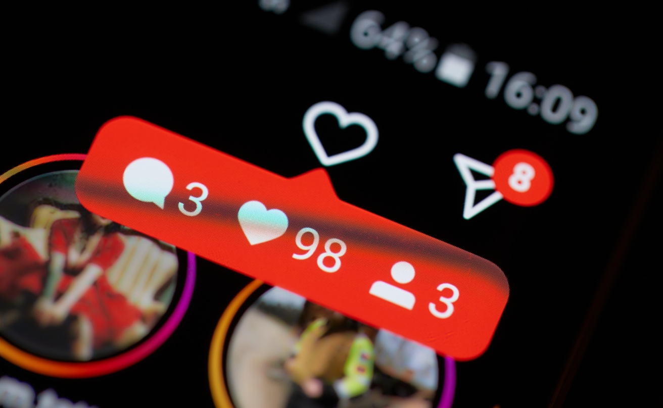 63563667-likes-and-unread-message-notifications-on-instagram