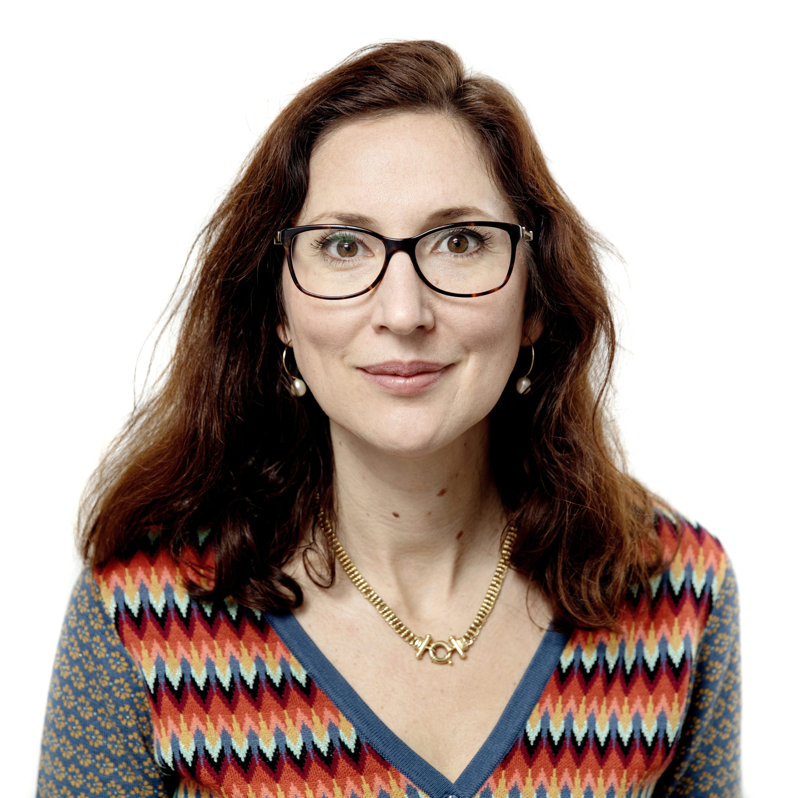Porträtt bild på Anna Amilon, som har mörkt långt hår och glasögon