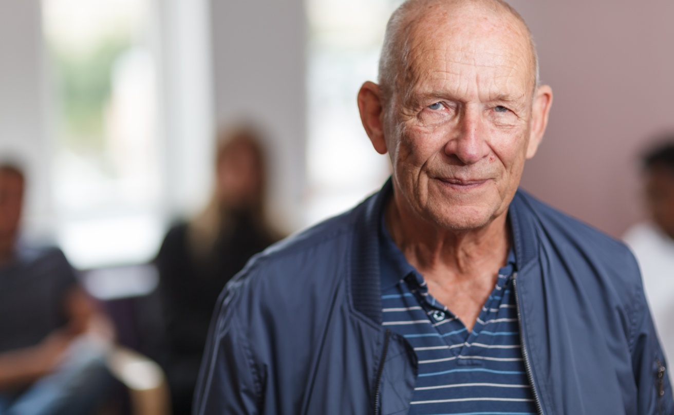 Porträtt av en äldre man i ett väntrum
