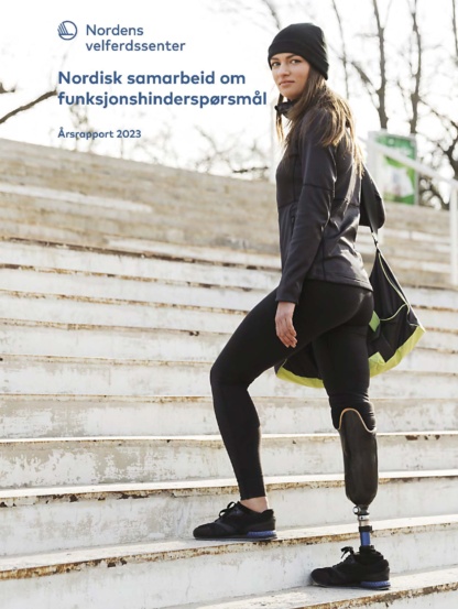 Omslagsbild för rapporten Rådet för nordiskt samarbeid om funksjonshinder Årsrapport 2023. Ung kvinna går upp för trappa utomhus. Kvinnan har en benprotes.