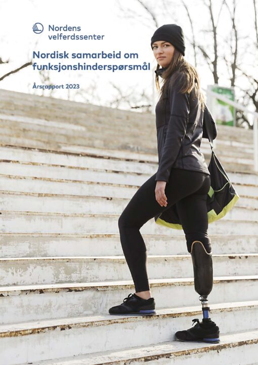 Omslagsbild för rapporten Rådet för nordiskt samarbeid om funksjonshinder Årsrapport 2023. Ung kvinna går upp för trappa utomhus. Kvinnan har en benprotes.