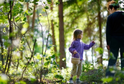 Äldre kvinna och en flicka i skogen