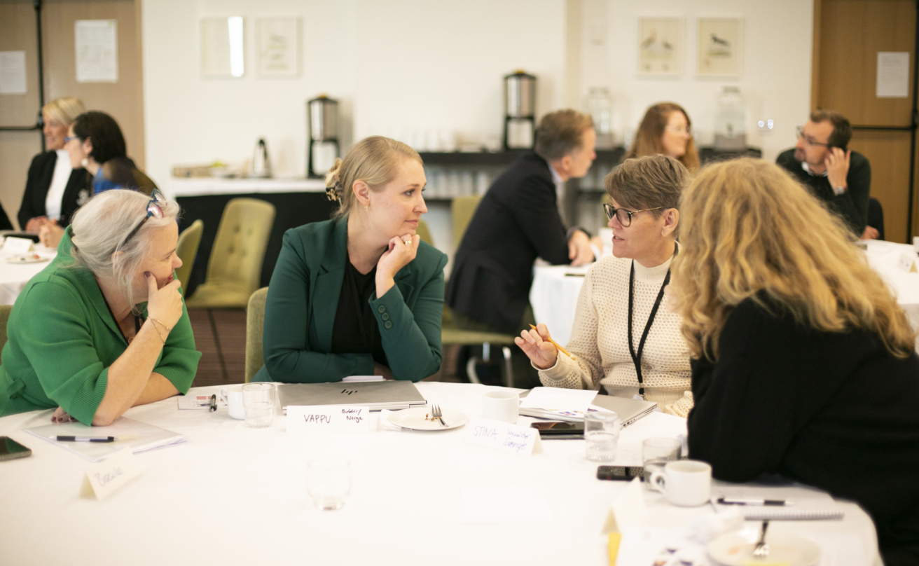 Fyra personer från Närverket för komplexa välfärdstjänster sitter vid bord och för en diskussion