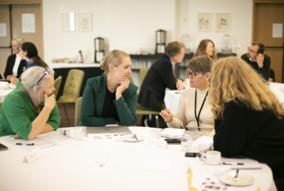 Fyra personer från Närverket för komplexa välfärdstjänster sitter vid bord och för en diskussion