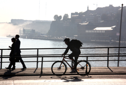 Cyklister vid Slussen i Stockholm.